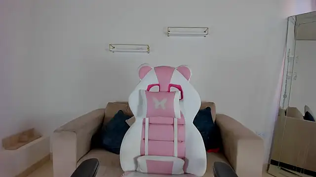 april smiith online show from October 2025 12:16:02 PM