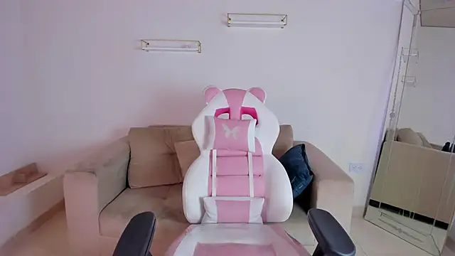 april smiith online show from October 2025 12:12:02 PM