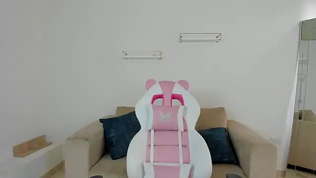 april smiith online show from November 2025 12:17:01 PM