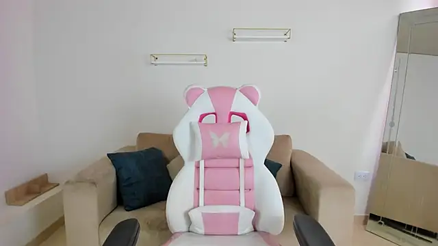 april smiith online show from December 2025 12:21:02 PM