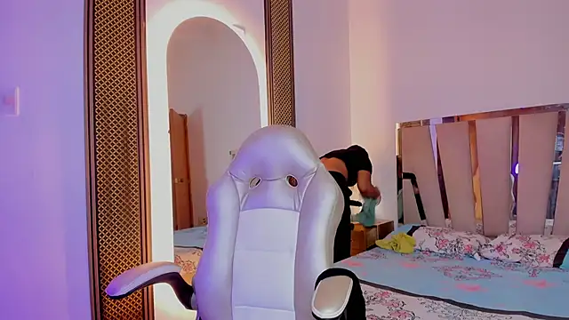 Elowen Clark online show from November 2025 07:25:02 PM