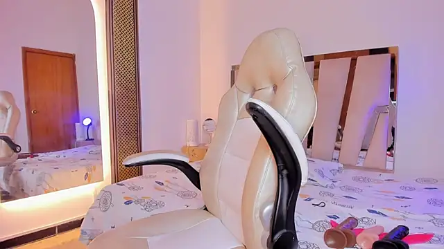 Elowen Clark online show from December 2025 07:33:02 PM