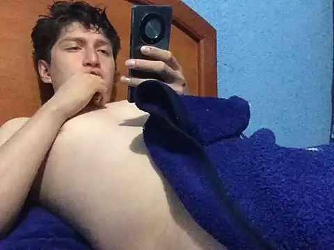 Luisgg18 online show from November 2025 04:59:01 AM