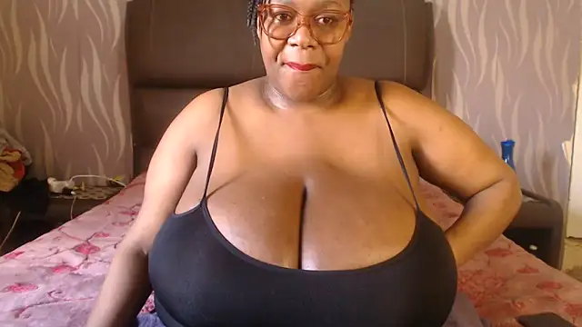 Snapshot of BoobsQueen46K chatting on June 2026 10:05:02 AM BoobsQueen46K online show from June 2026 10:05:02 AM