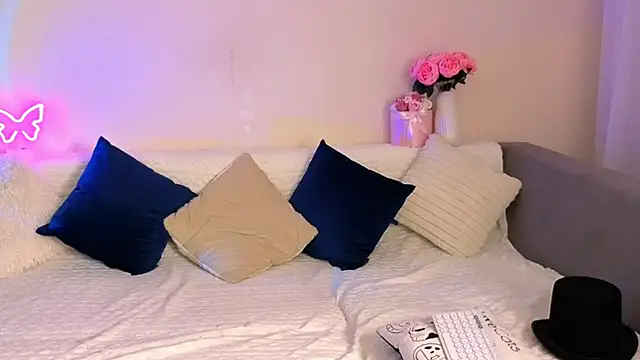 Bella Hillss online show from November 2025 07:48:02 PM