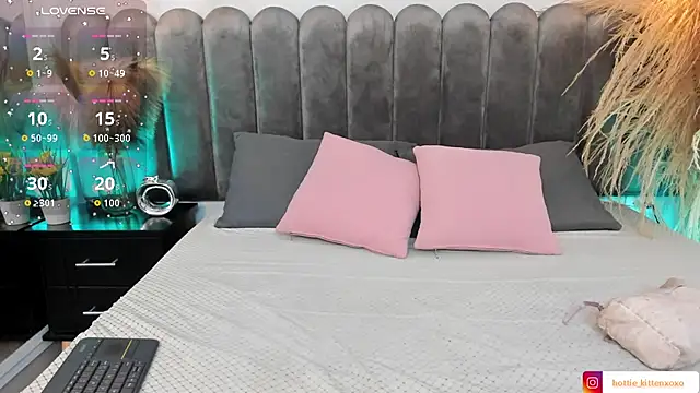 Viollet xoxo online show from October 2025 12:26:01 PM