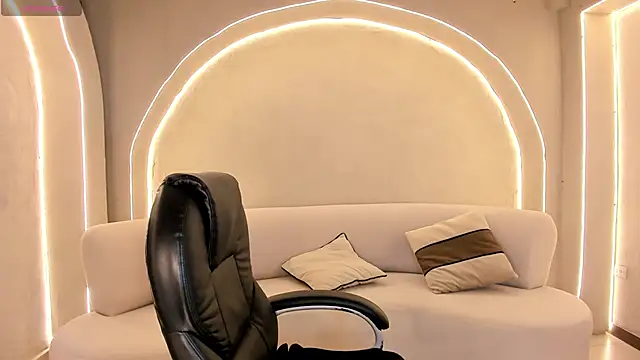 MiaLaurence online show from April 2026 07:53:01 PM