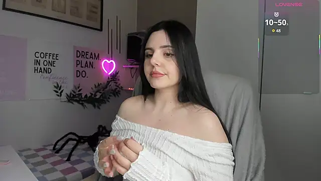 LiaWoow online show from November 2025 02:48:02 PM