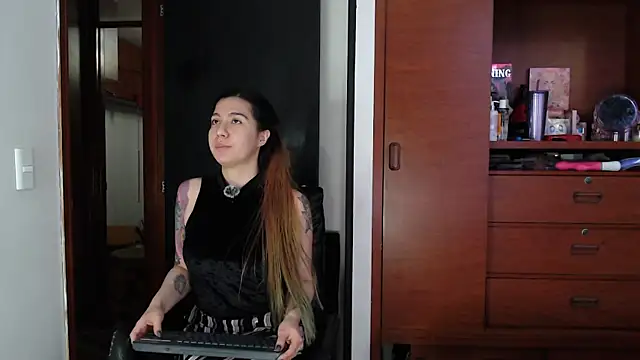 karlamoon23 online show from September 2025 10:34:01 PM