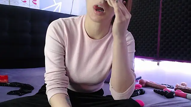 karlamoon23 online show from October 2025 11:27:01 AM