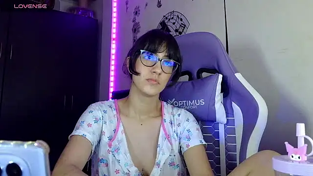 Snapshot of AvlieQueen chatting on January 2026 08:52:01 AM AvlieQueen online show from January 2026 08:52:01 AM