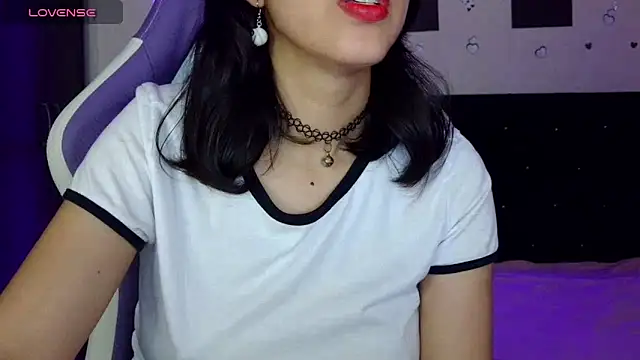 Snapshot of AvlieQueen chatting on April 2026 07:46:01 AM AvlieQueen online show from April 2026 07:46:01 AM