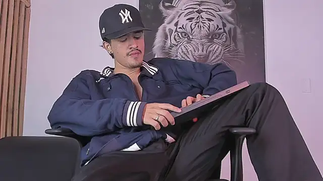 DimitriDeluxe online show from October 2025 08:06:02 PM