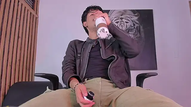 DimitriDeluxe online show from October 2025 07:34:01 PM