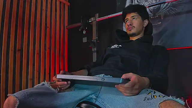 DimitriDeluxe online show from November 2025 07:58:01 PM