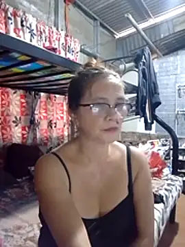 Snapshot of SexyHottMom chatting on July 2026 03:04:01 AM SexyHottMom online show from July 2026 03:04:01 AM