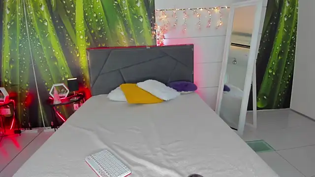 HollyTailors online show from September 2025 05:29:01 AM