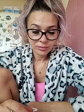 iSelena online show from September 2025 05:07:01 AM