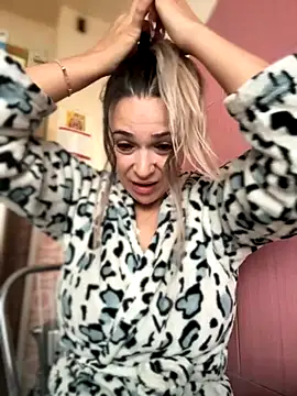 iSelena online show from September 2025 04:38:02 AM