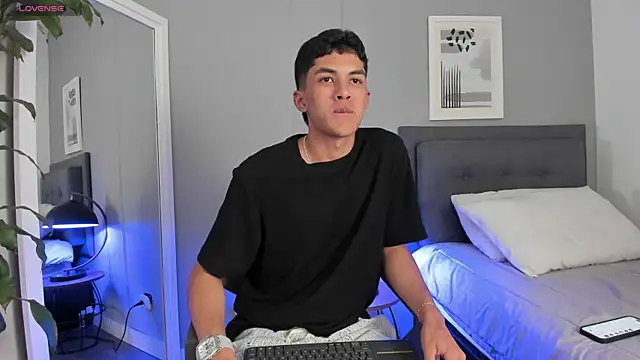 Tylerffoxx online show from October 2025 10:40:01 PM