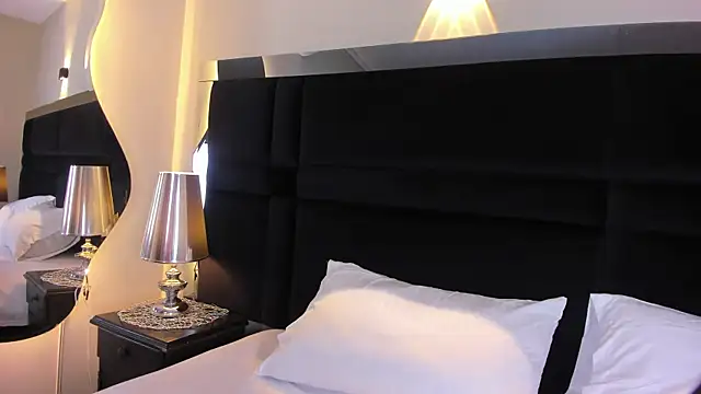 CarolineLee  online show from June 2026 10:44:01 PM
