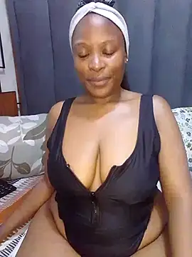 Snapshot of MrsMxx25 chatting on October 2025 10:07:01 PM MrsMxx25 online show from October 2025 10:07:01 PM