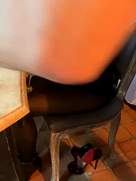 Snapshot of LesAmantsAE2 chatting on October 2025 07:37:02 AM LesAmantsAE2 online show from October 2025 07:37:02 AM