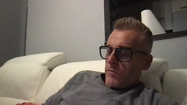 Axl hot online show from November 2025 08:29:01 PM