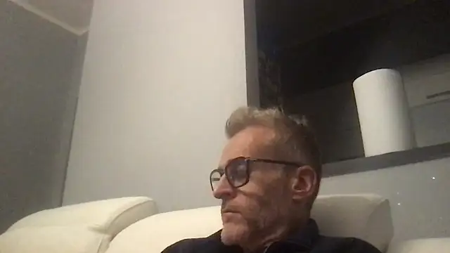 Axl hot online show from November 2025 08:33:02 PM