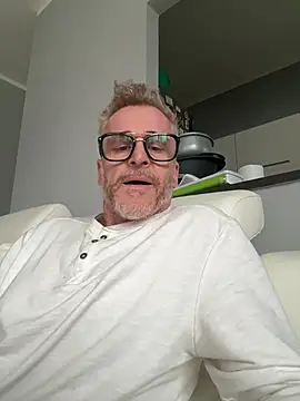 Axl hot online show from March 2026 04:32:01 PM