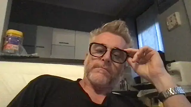 Axl hot online show from June 2026 07:08:02 PM