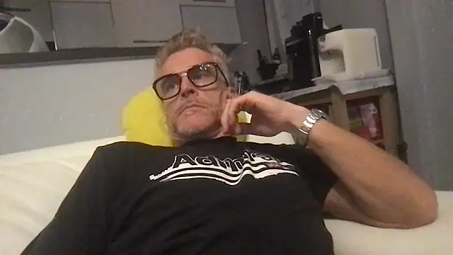 Axl hot online show from June 2026 07:58:02 PM
