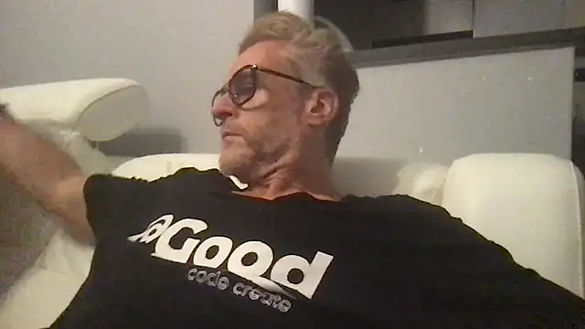 Axl hot online show from July 2026 09:06:02 PM