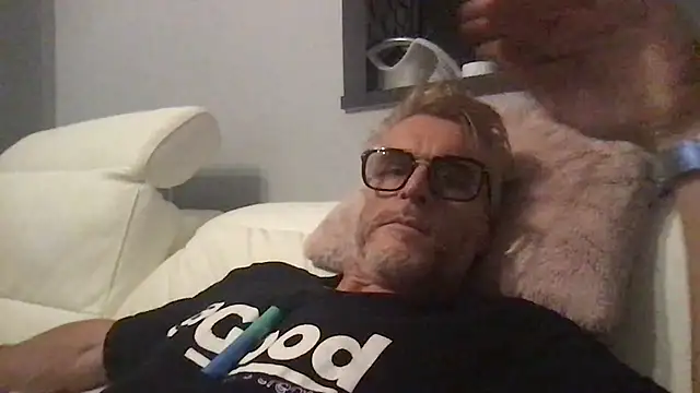 Axl hot online show from July 2026 09:35:01 PM