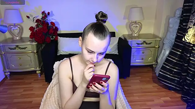 Kelly Cartier online show from October 2025 11:52:02 AM