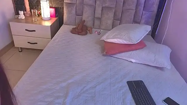 emmi collinss online show from October 2025 07:34:02 PM