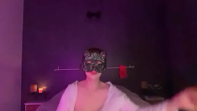 Lunahadidd online show from April 2026 06:10:02 PM