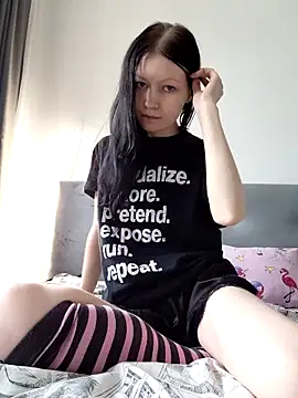 DragonFoxie online show from October 2025 11:00:01 AM