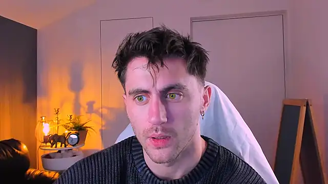 Snapshot of Oscar_Miller_ chatting on November 2025 09:42:02 PM Oscar Miller online show from November 2025 09:42:02 PM