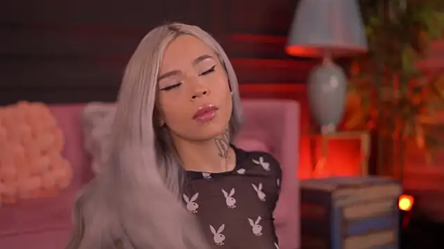 NickyBenz online show from November 2025 07:01:02 PM