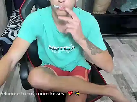 Snapshot of HugeDickFuck chatting on October 2025 09:17:02 PM HugeDickFuck online show from October 2025 09:17:02 PM