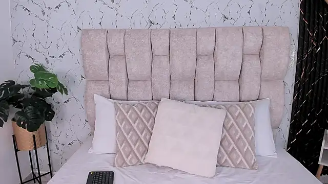 Snapshot of Laura_Ivy chatting on November 2025 12:37:02 PM Laura Ivy online show from November 2025 12:37:02 PM