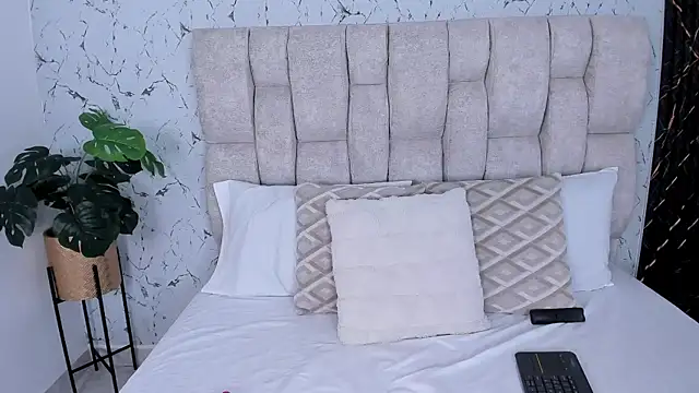 Snapshot of Laura_Ivy chatting on November 2025 01:00:01 PM Laura Ivy online show from November 2025 01:00:01 PM