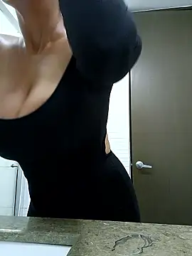 Snapshot of Esmeralda333 chatting on November 2025 04:07:01 PM Esmeralda333 online show from November 2025 04:07:01 PM