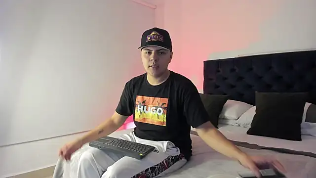 Snapshot of NoahLux chatting on October 2025 07:31:01 PM NoahLux online show from October 2025 07:31:01 PM
