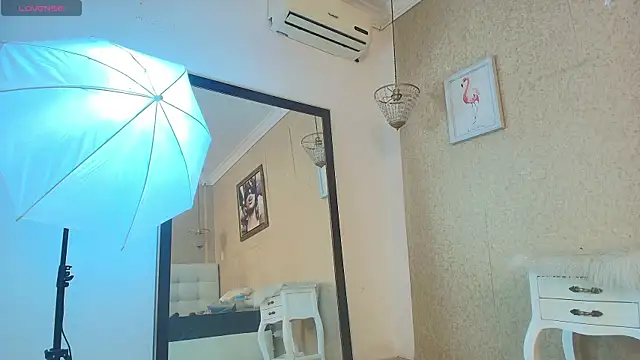 Miladiosa online show from December 2025 12:10:02 PM