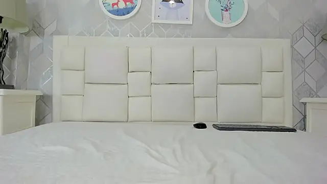 naia cox online show from April 2026 07:45:01 AM