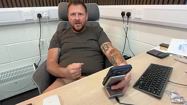 Snapshot of bilf1978 chatting on May 2026 08:32:02 AM bilf1978 online show from May 2026 08:32:02 AM
