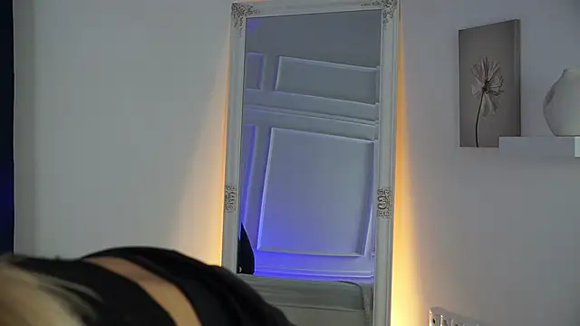 LenaaStar online show from November 2025 05:51:02 PM