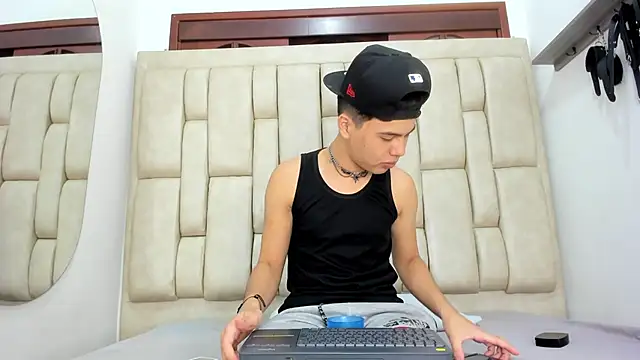 Felipe Cold online show from November 2025 02:45:02 AM